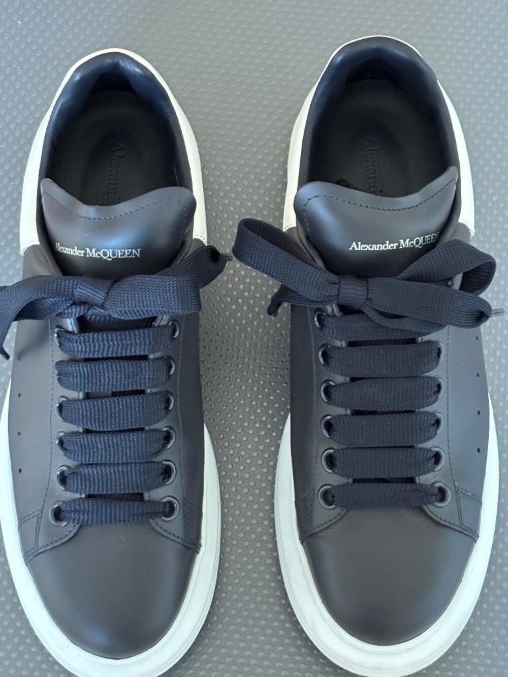 Alexander McQueen Larry Low Top Luxery Sneaker